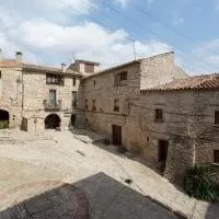 Hotel Cozy Castle in Montfalco Murallat with Garden en les-oluges